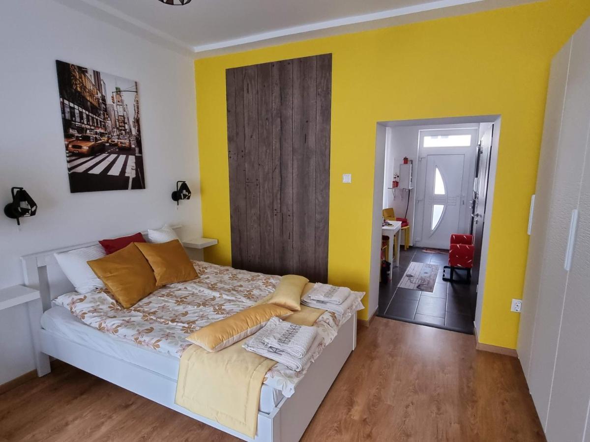Flóra apartman Apartamento Szeged Exterior foto