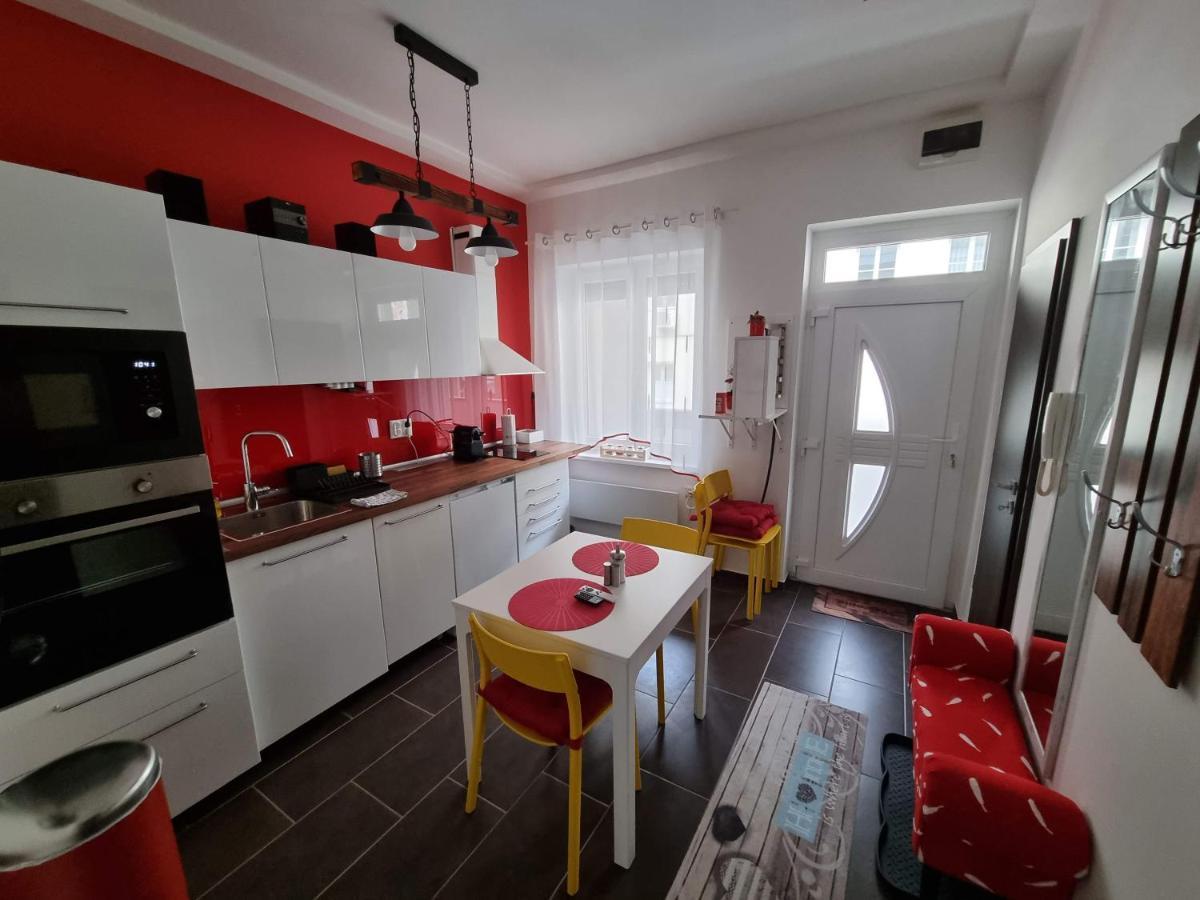 Flóra apartman Apartamento Szeged Exterior foto